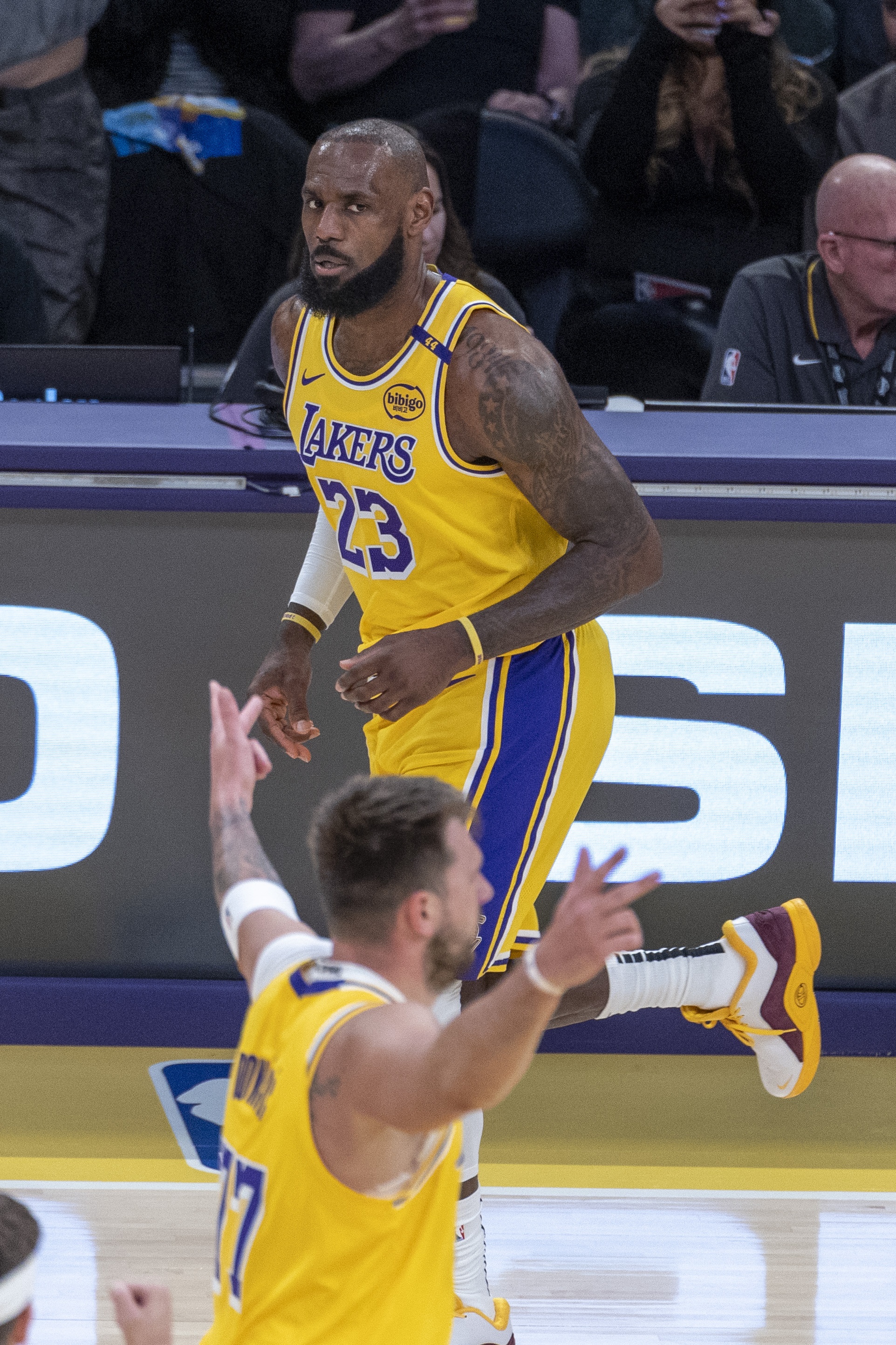 开云官方直播-ESPN：湖人易主时东契奇获提前通知后祝贺 詹姆斯未被告知&amp;未发声