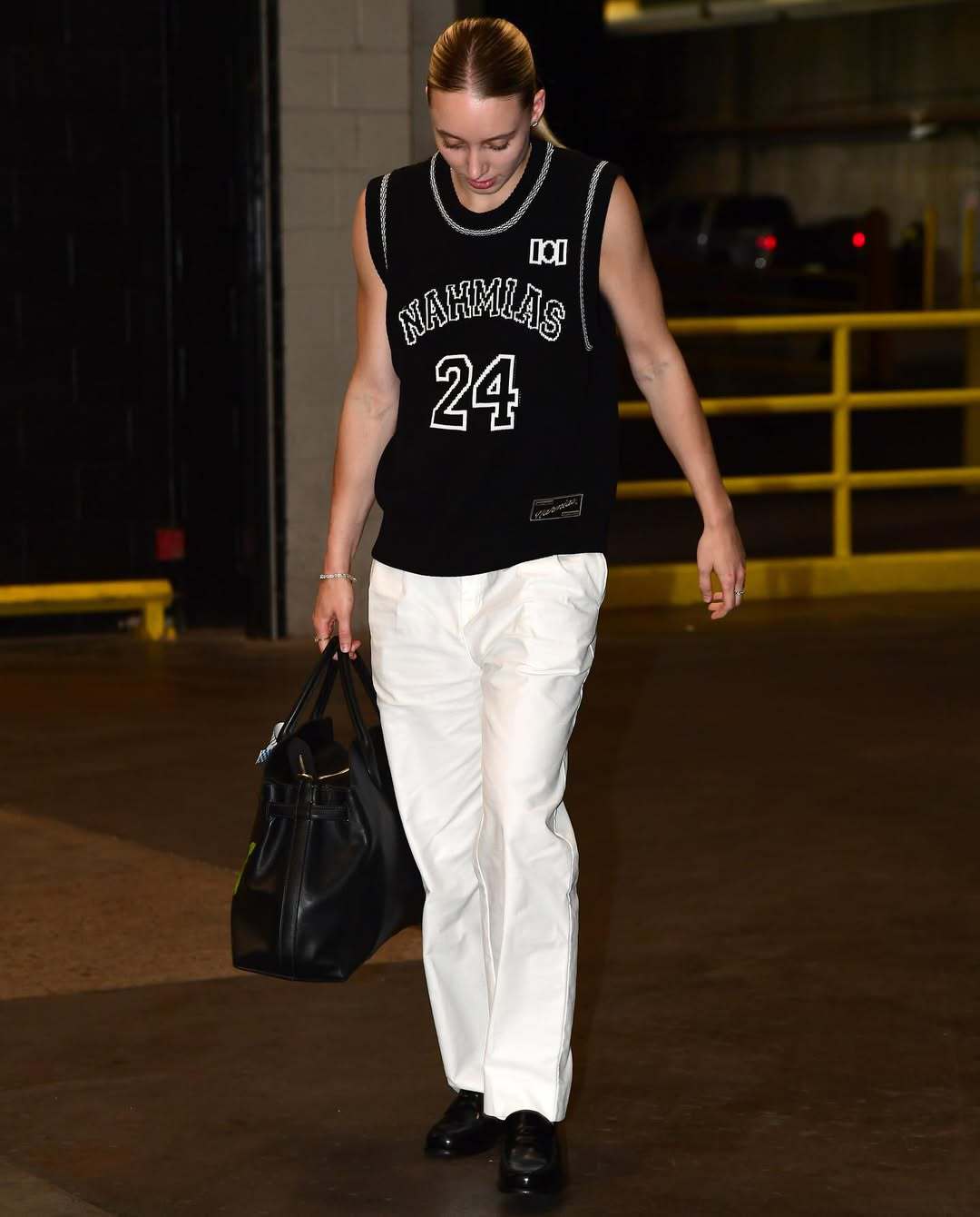 WNBA状元佩奇晒照NBA众多单身汉点赞：布克、普尔、雷霆三人~