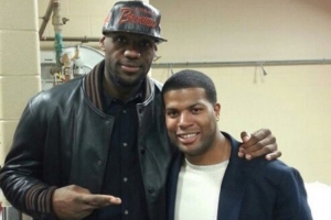 kaiyun sports-高中队友提前续约骑士管理层！詹姆斯祝贺：为你感到骄傲