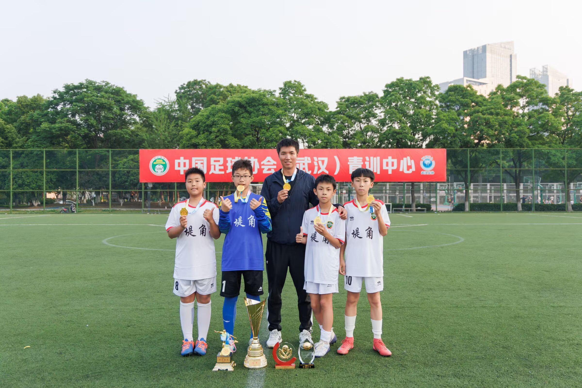 开云官方直播-路在足下！十七年如一日，堤角小学青训教练叶炬麟的足球情怀